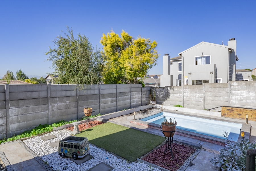 4 Bedroom Property for Sale in Uitzicht Western Cape